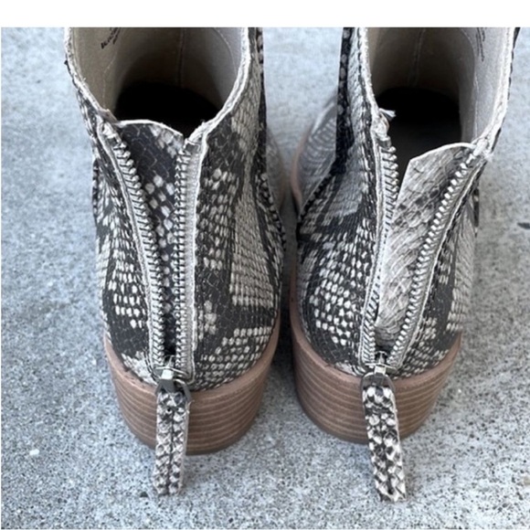 Women’s Dolce Vita Tavin Snakeskin Ankle Boot/Booties.
Size 6.5. Animal print. - Picture 7 of 12